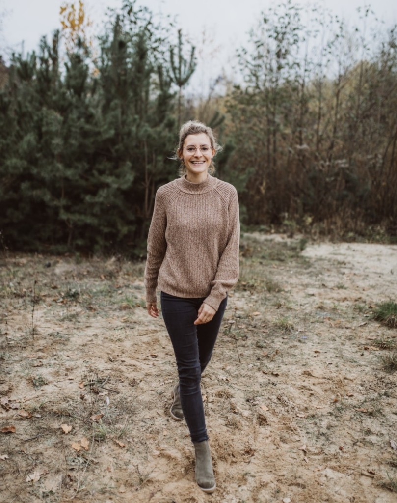 Conni lächelt in natürlicher Umgebung während eines Spaziergangs