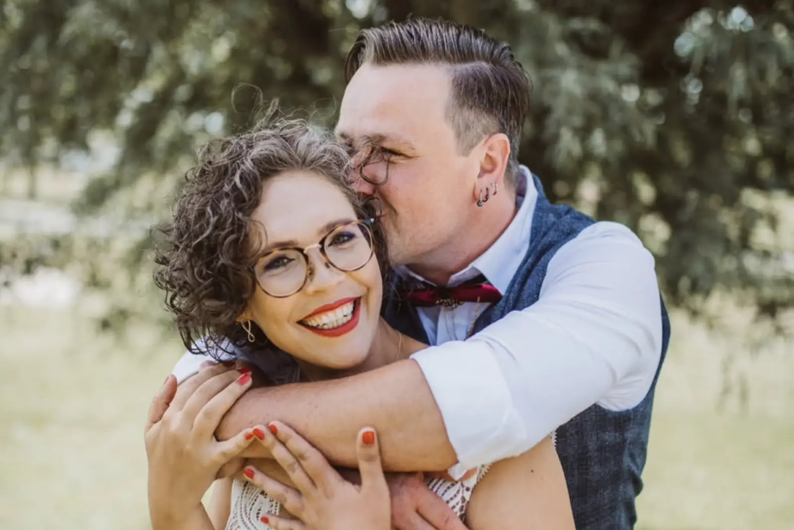 Braut und Bräutigam auf einem goldenen Feld bei Sonnenuntergang